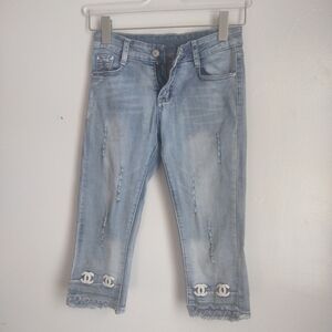 Chic Light Blue Cropped Jeans with Distressed Details